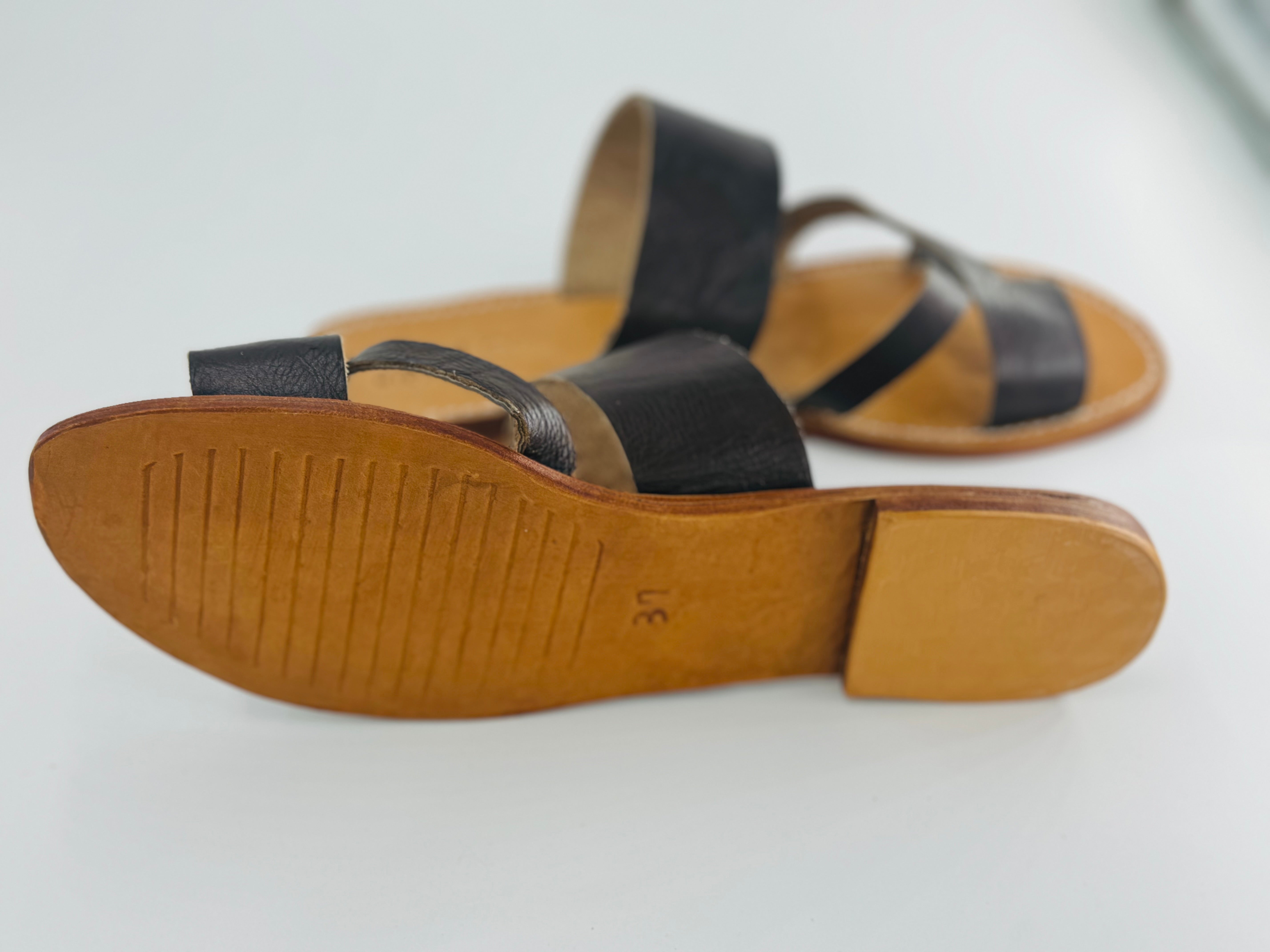 Leather women criss cross thong sandals
